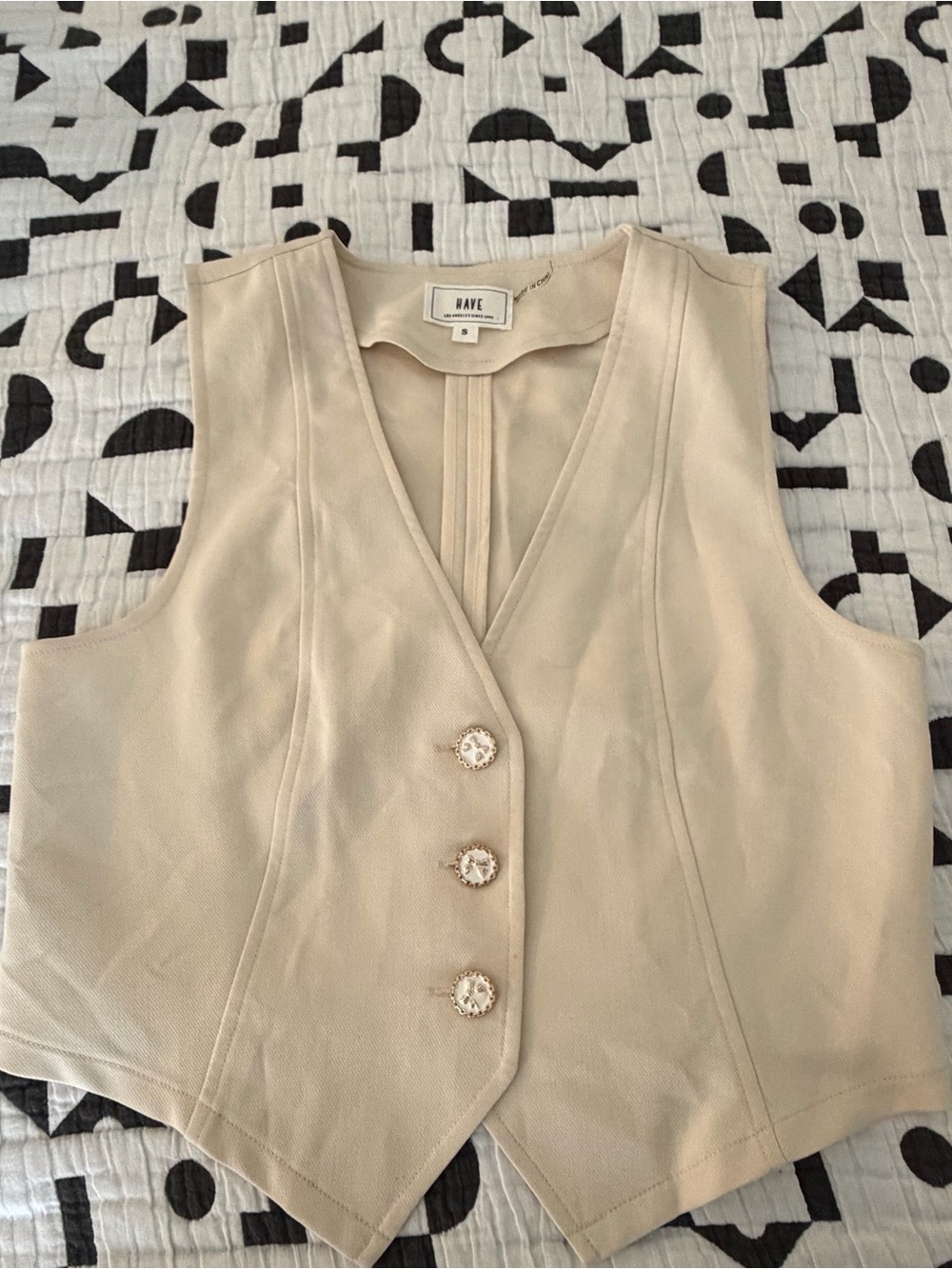 HAVe Cream Button-Front Sleeveless Vest